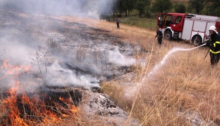 Огнеборци от Монтанско гасиха множество пожари в сухи треви и