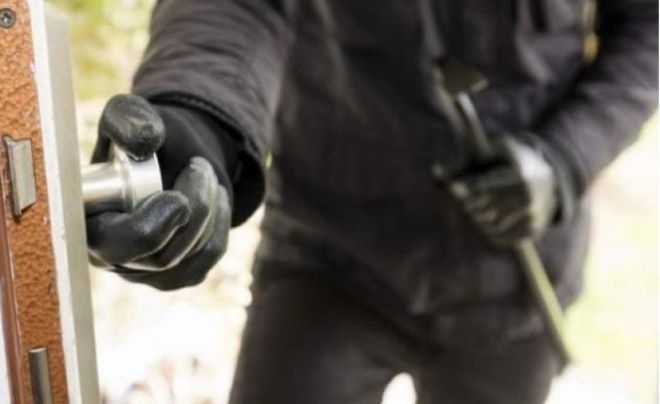 Апаш задигна телефон и голяма сума пари от частен дом