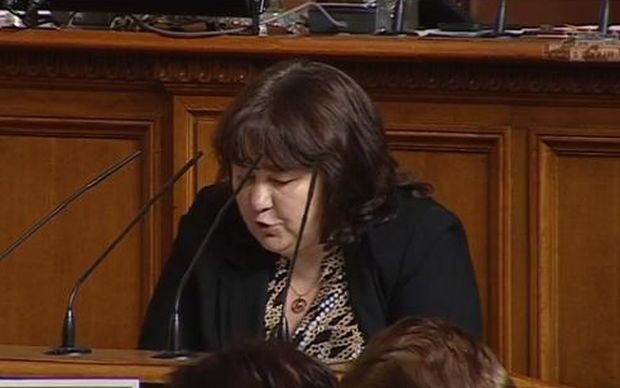 Изненадващо служебният финансов минисър Росица Велкова обяви в парламента че