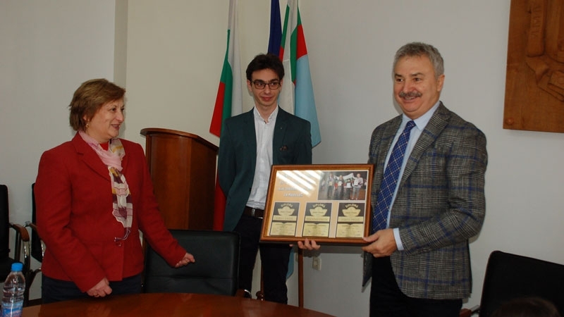 Ученици от Обединената школа по изкуствата в Монтана подариха колаж на кмета на общината