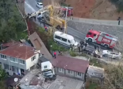 Шестима души бяха ранени днес след като ТИР се вряза