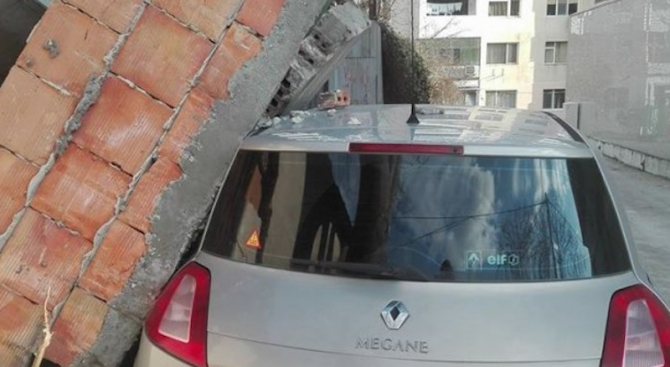 Масивна стена от ограда е рухнала вчера върху паркиран автомобил