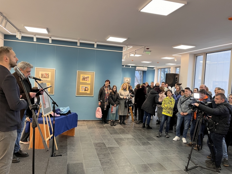 Вчера от 15 00 часа в обновените изложбени зали Бяла и