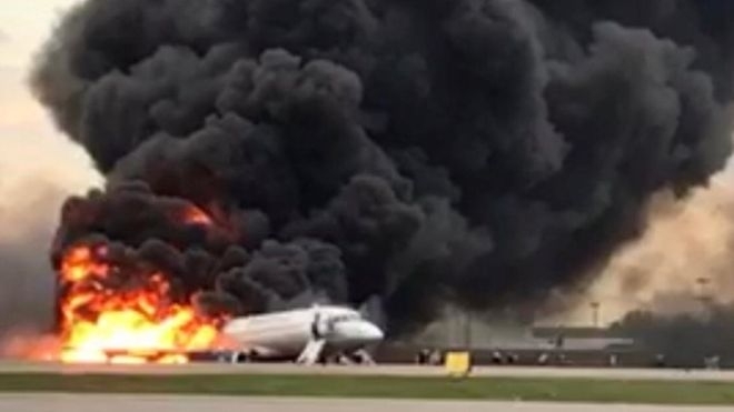 56 ма души са пострадали при извънредно кацане на самолет в