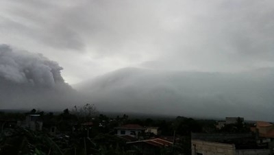 Най активният вулкан на Филипините Майон изригна днес на два