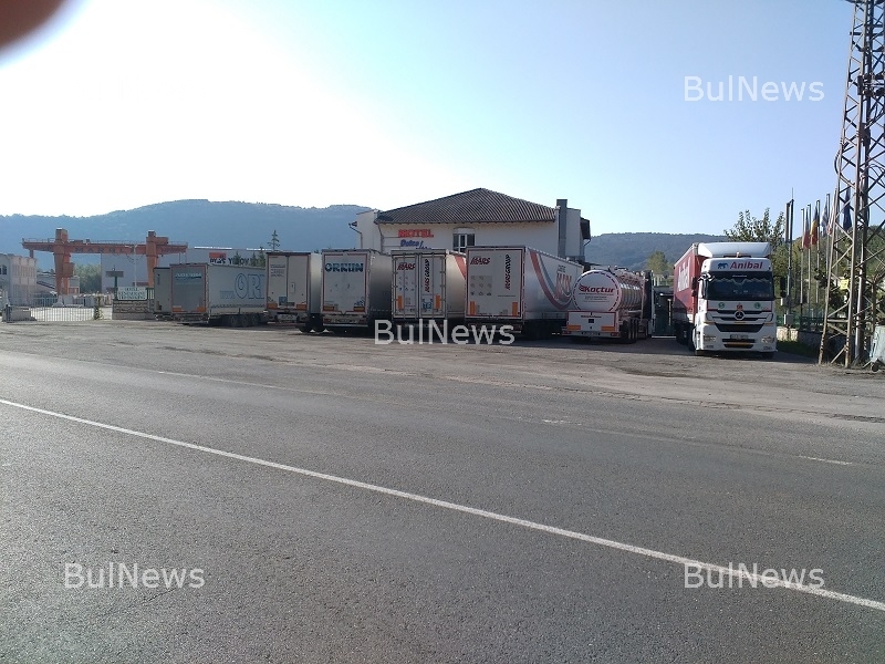 Незаконен ТИР паркинг край Мездра пречи на движението по Е-79