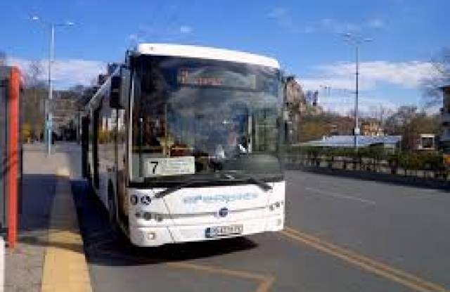 Разярен пътник преби кондуктор заради високите градуси в рейса Инцидентът