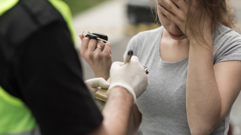 20 годишно момиче е спипано да кара дрогирано в Мездра съобщиха