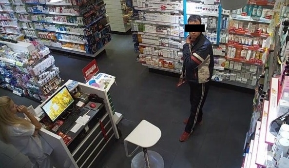 Мъж е откраднал пари от пазаруваща в аптека във Враца