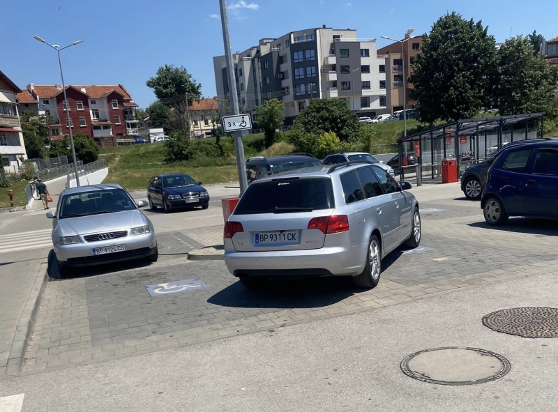 Вижте новия победител в конкурса за най-неграмотно паркиране във Враца /снимки/