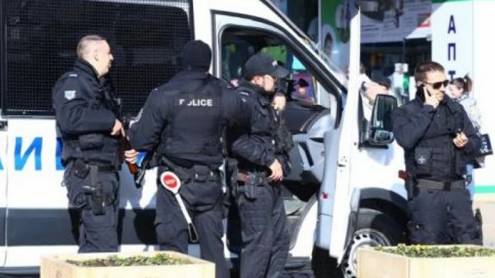 Маскирани бандити са атакували офис на банка в Дупница съобщи