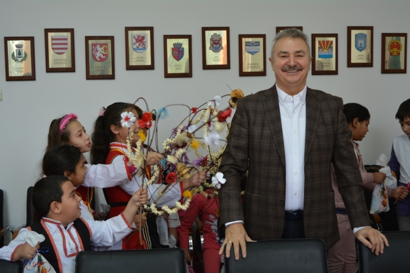 На ромската Нова година малки сурвакари от кварталите Огоста и