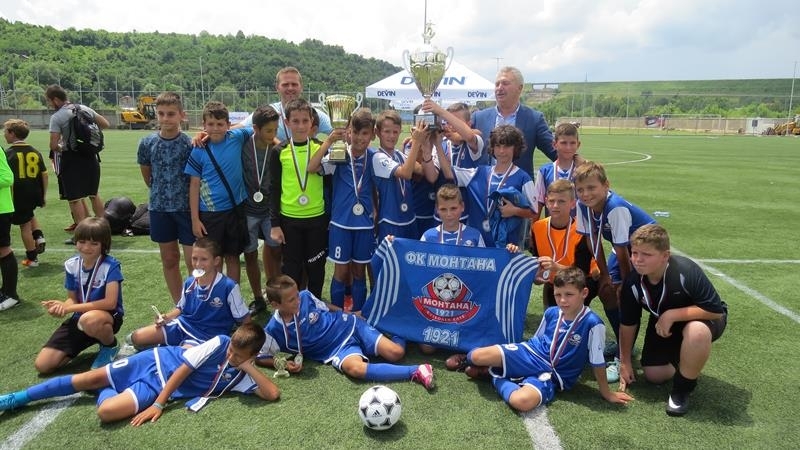 Отборът на "Монтана" триумфира в домакинския турнир по „футбол 7”