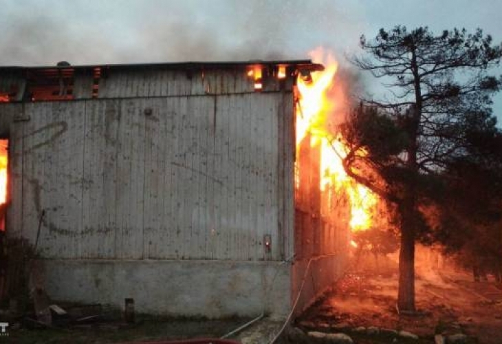 Най малко 25 души са загинали при голям пожар в