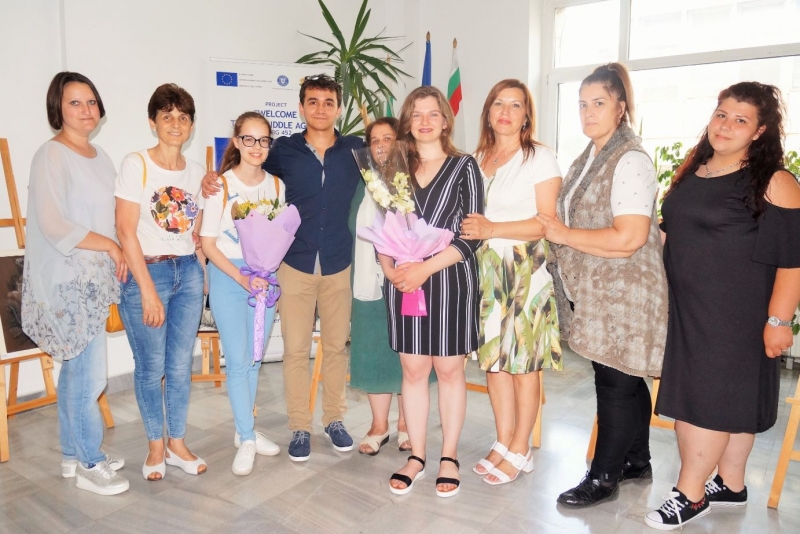 Младата художничка Ивелина Ивова подреди самостоятелна изложба в Община Мездра /снимки/