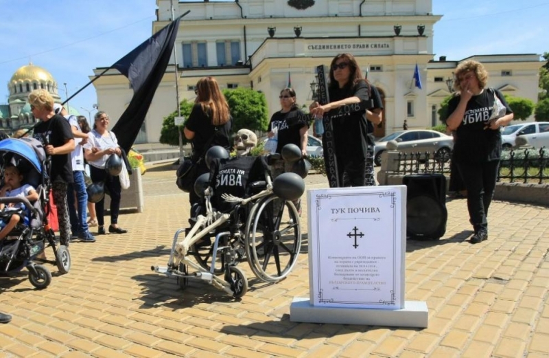 Поредната среща на социалния министър Бисер Петков с протестиращите майки