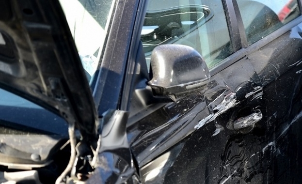 Камион и лек автомобил марка Рено са катастрофирали на пътя