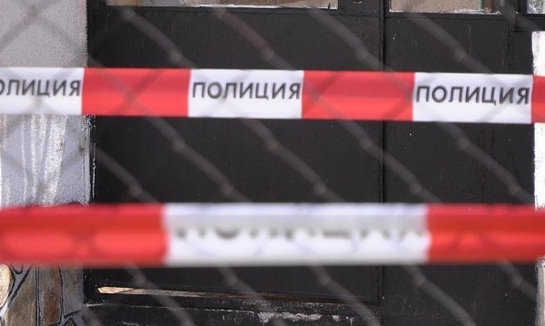Мъж се барикадира в апартамента си на втория етаж в