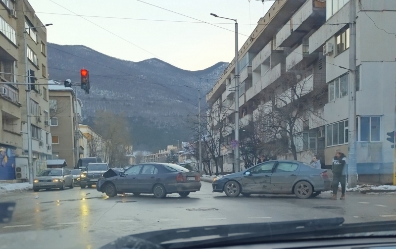 Лека катастрофа има на оживено кръстовище във Враца видя първо