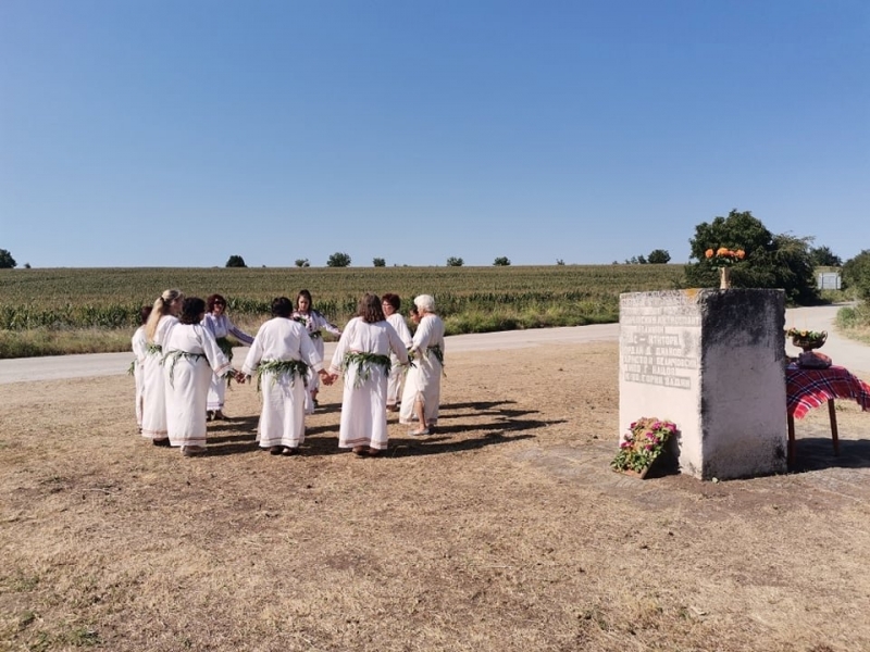 Дай ми Боже темен облак да зароси ситна роса да се роди