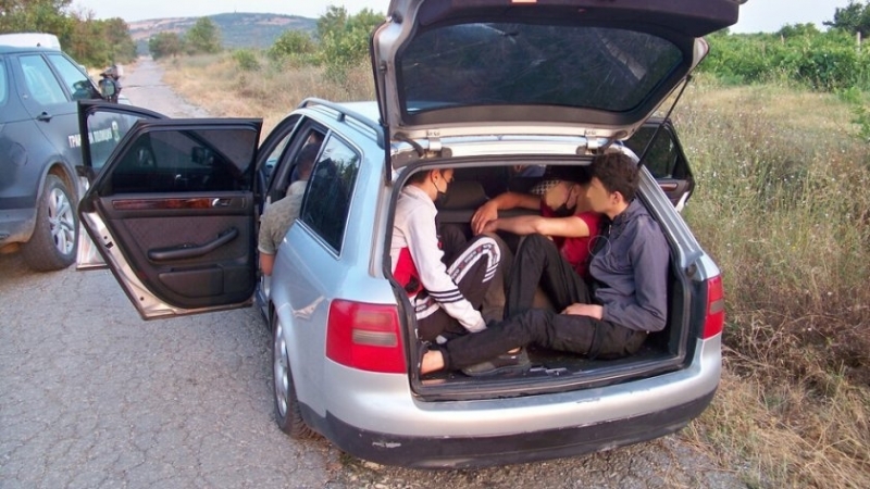 Полицаи са арестували дрогирана жена возила 5 има нелегални мигранти съобщиха