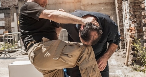 Възрастен мъж е в болница след като се сбил със