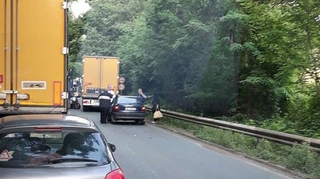 Катастрофа между ТИР и лек автомобил Форд е затворила за