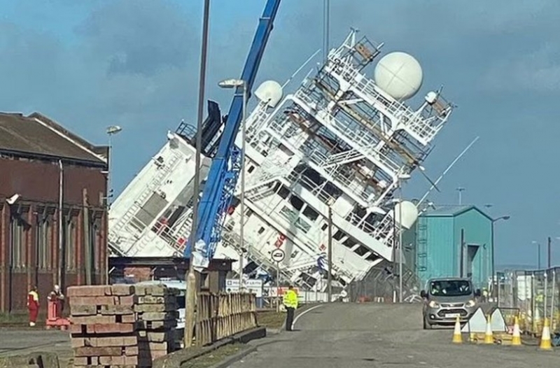 Огромен кораб се преобърна настрани на пристанището в Единбург /снимки/