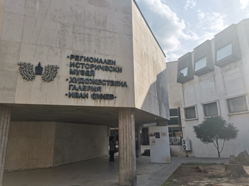 Атанас Капралов директор на Националния литературен музей Елена Алекова