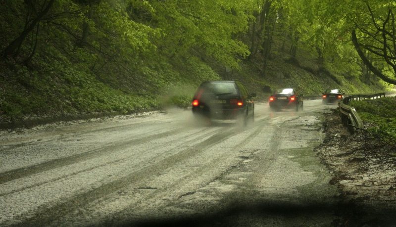 Движението по пътя Петрохан Бързия се осъществява двупосочно в