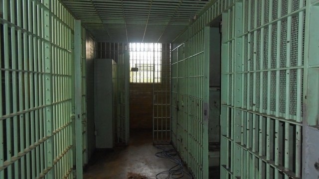 Затвор за двама братя, пребили и ограбили човек с увреждания в село Славотин