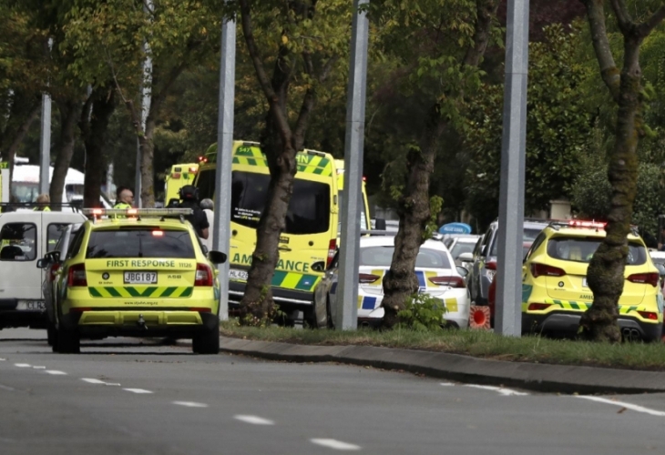 Трима мъже и една жена са арестувани след стрелба в две джамии