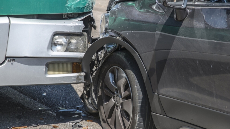 Автобус и лека кола се удариха челно в района на