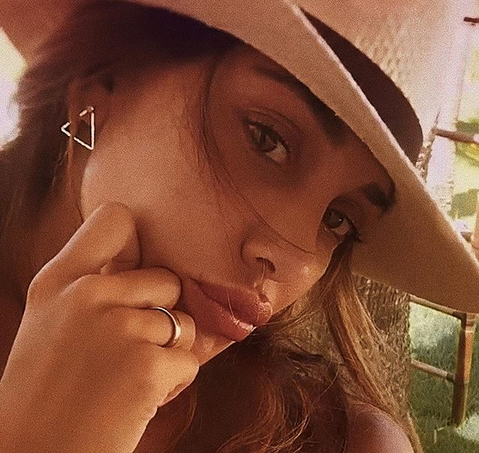 Музата на куп италиански футболисти Белен Родригес намокри перфекгните си