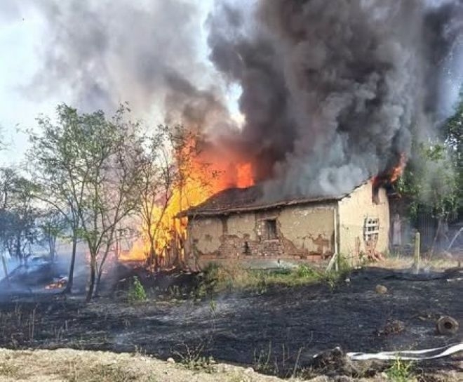 Ад в Северозапада! Огнеборци и доброволци гасиха пожар в Монтанско, предотвратиха огромна трагедия /снимки/
