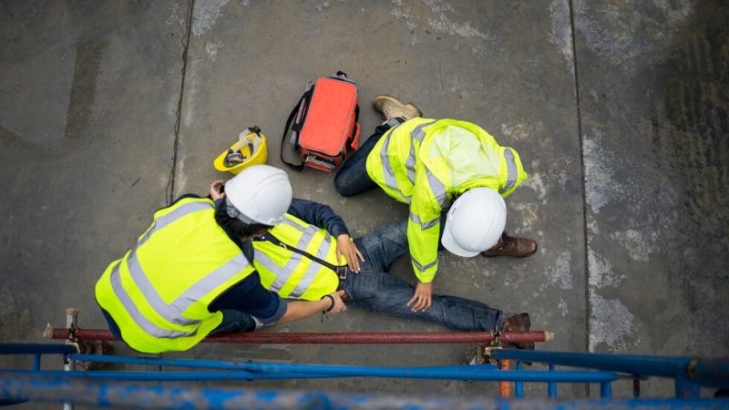 Работник е починал след срутване на подпорна стена и земна