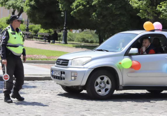 Десетки екипи на полицията се включват в акция Абитуриенти и