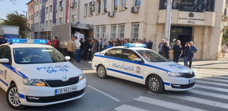 Бюлетините за предстоящите избори на 27 октомври пристигнаха днес във