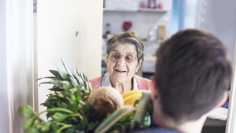 В малките населени места доброволци започнаха да пазаруват за възрасните