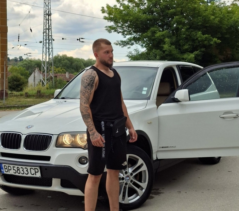 Само в BulNews! Вижте кой е фирканият каскадьор, прелетял с БМВ-то си през детска площадка в Роман /снимки/