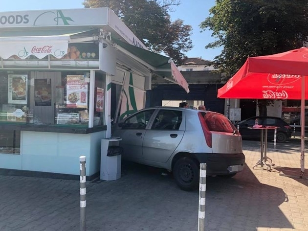 Младеж се вряза с автомобила си в заведение в Разград