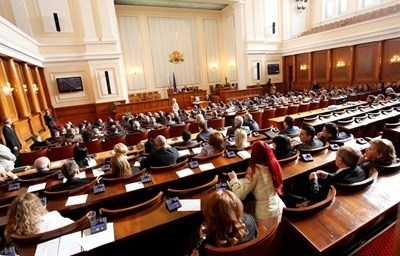 Безумен скандал се вихри в парламента, въпреки че депутатите са