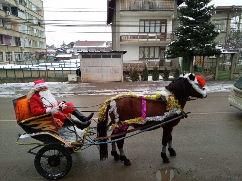 Коледното настроение вече е обзело монтанчани Местен мъж дори реши