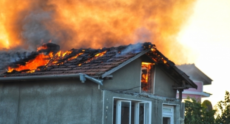 Къщата на 27 годишен мъж от Монтана пламна вчера по обяд