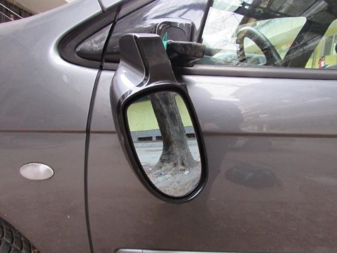 Врачанин отнесе огледалото на кола в движение с вратата на