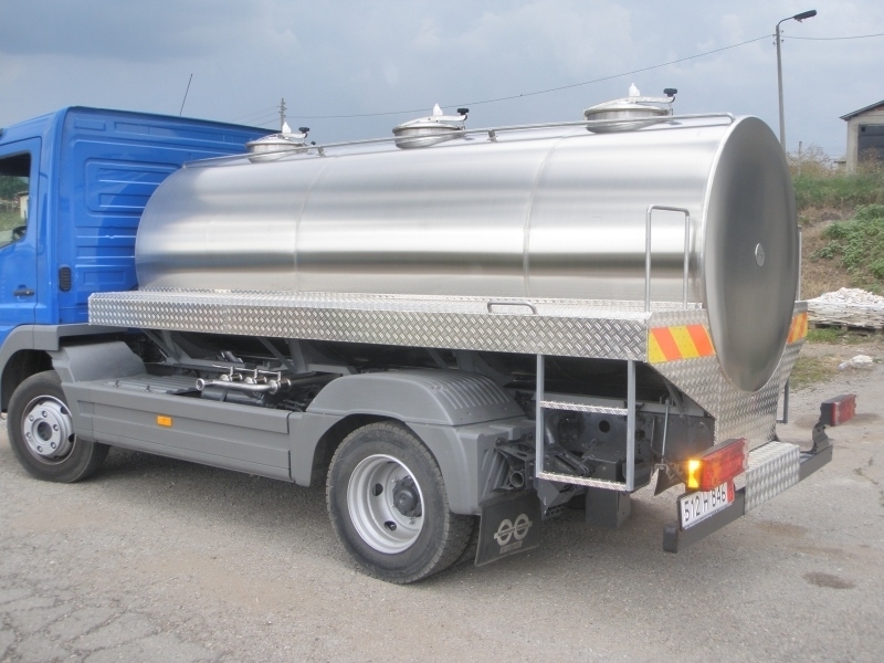 Униформени и екоинспектори издирват собственика на цистерна замърсила врачанска местност