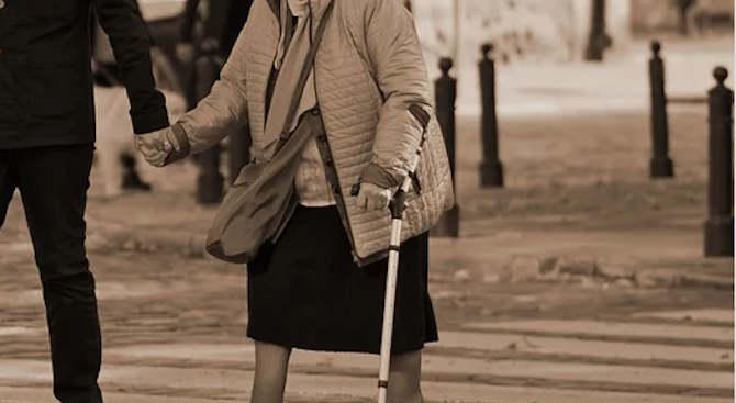 73 годишна пешеходка е блъсната от лек автомобил в Айтос съобщиха от полицията