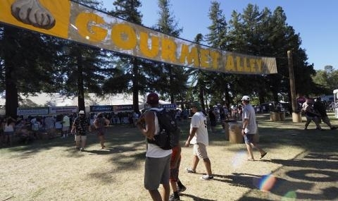 Най малко трима души са убити и няколко ранени при стрелба