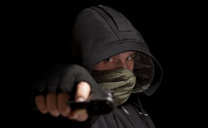 Въоръжен мъж с пистолет ограбил момче до дискотека в Лозенец