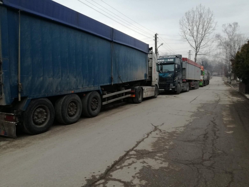 Пълно безобразие! Нагъл бизнесмен превърна в паркинг за ТИР-ове улици и тротоари /снимки/